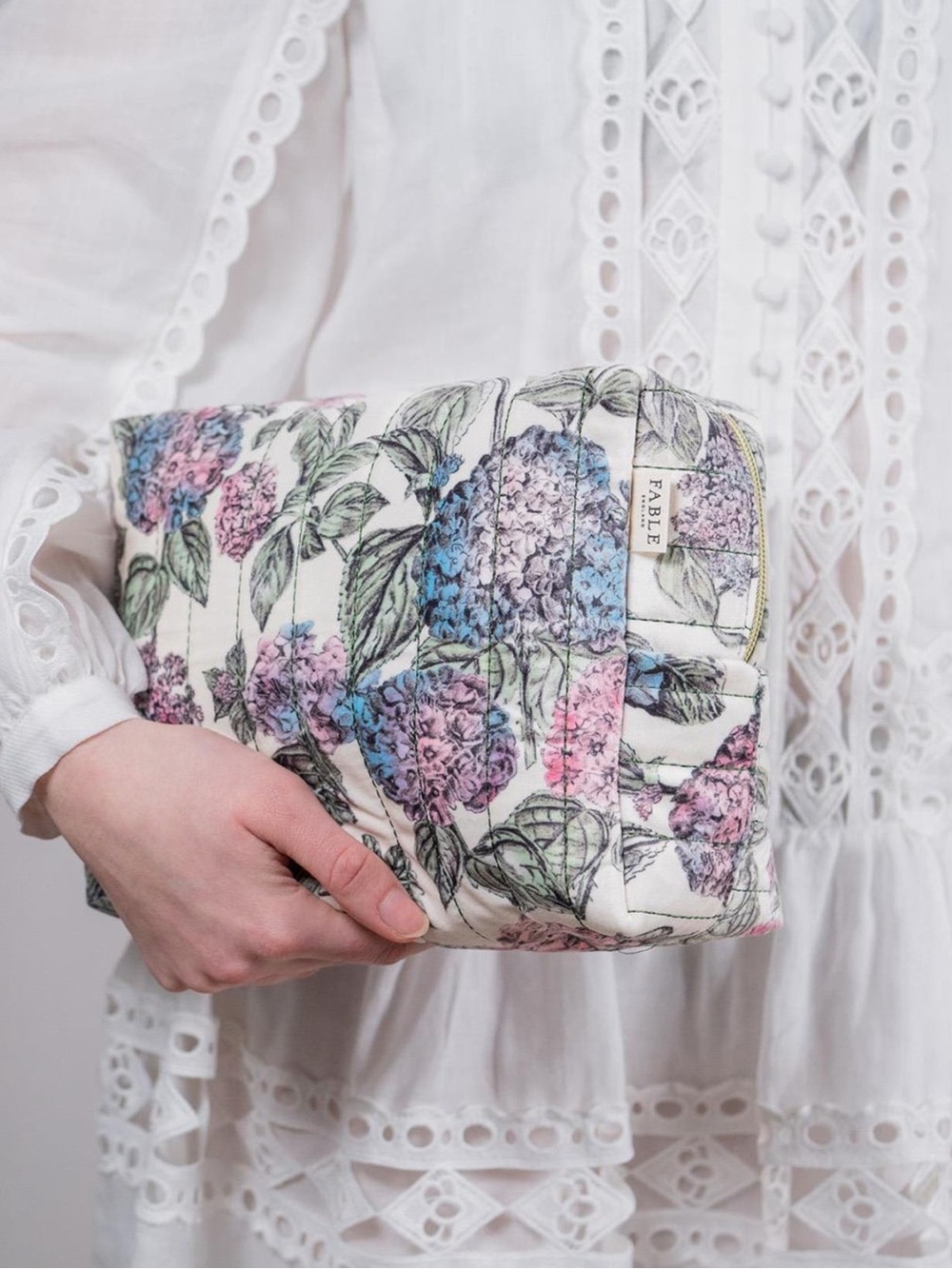 NWT Fable England Hydrangea Large Quilted
Makeup Bag Rare